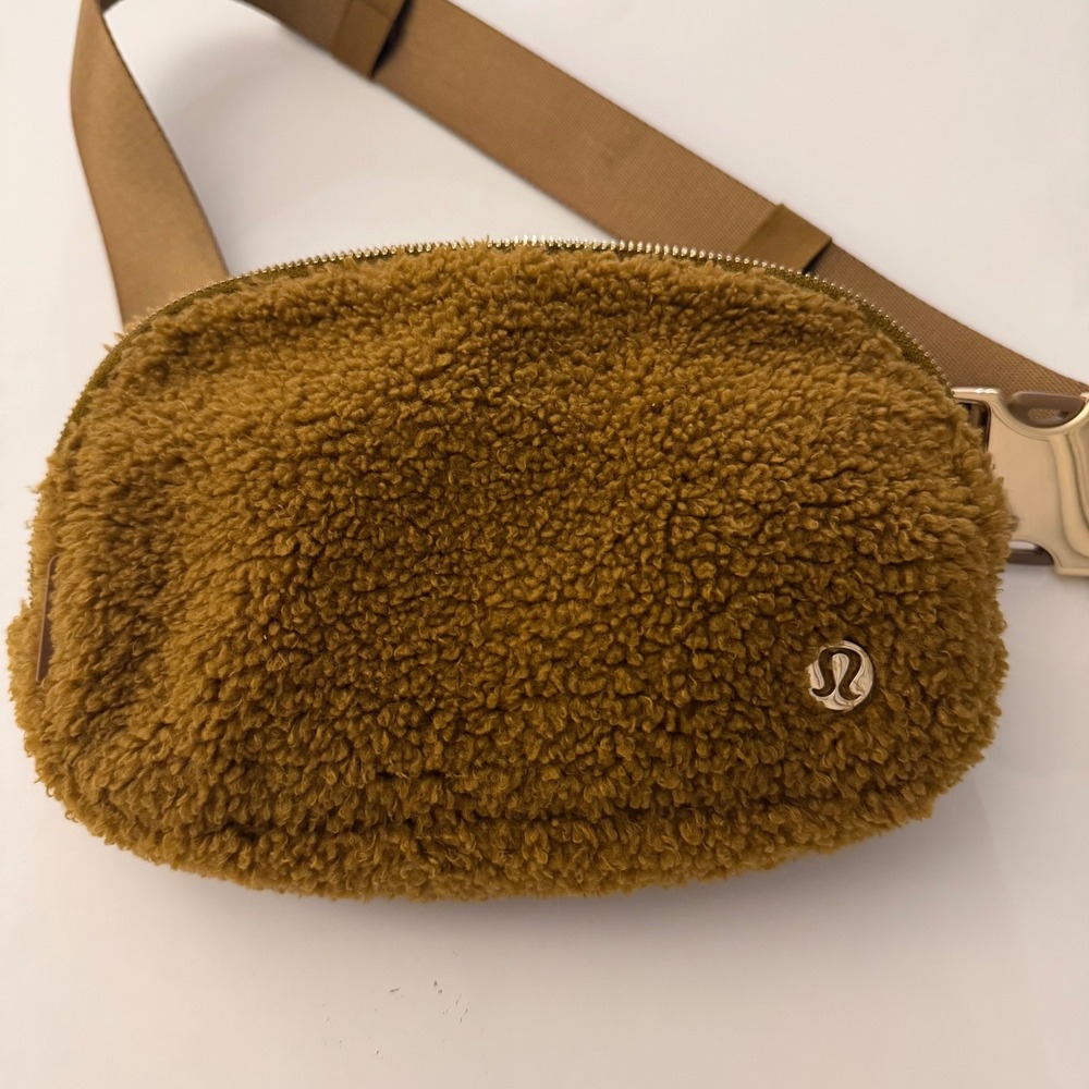 Lululemon Everywhere Belt Bag Fleece Sherpa Burnt Caramel Gold Buckle 1L Brown